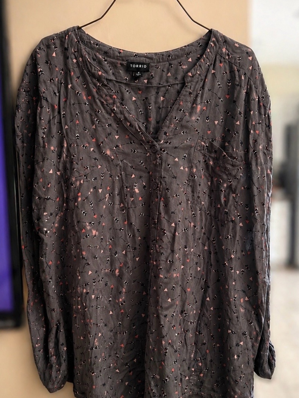 Torrid Gray Arrow Print Blouse Women’s Size 2